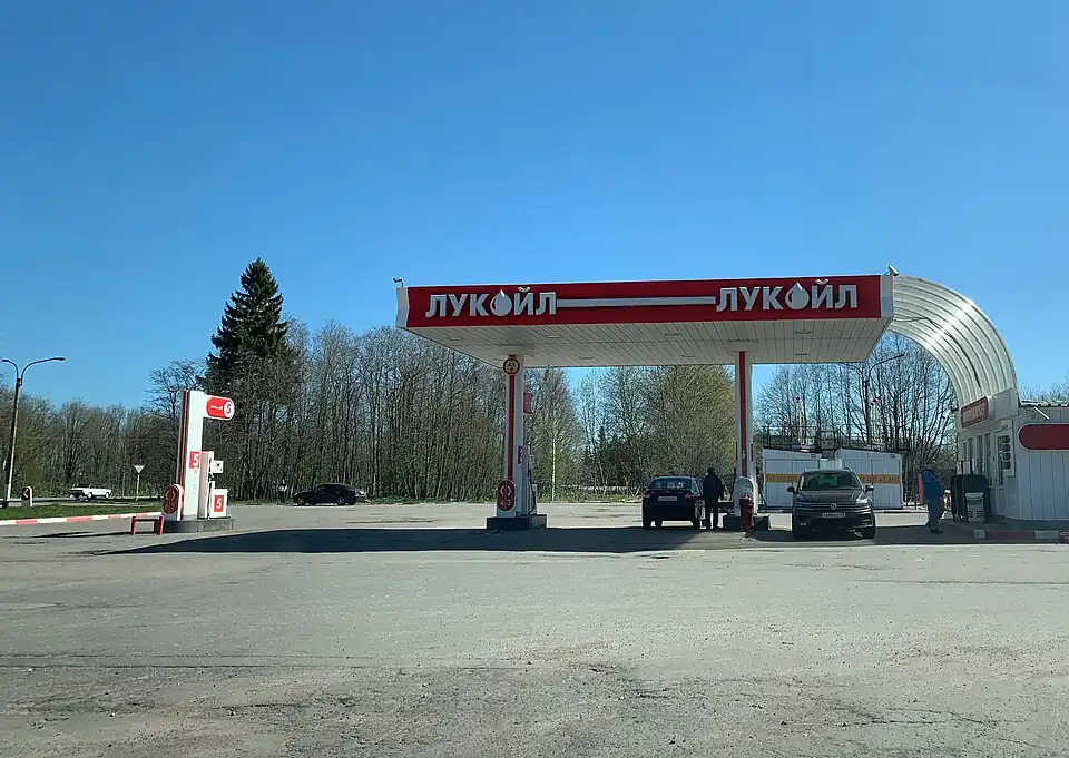 Заправка на дороге Волосово — Кикерино. 2020 год