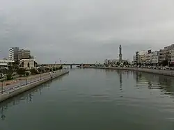 Каменный мост через канал в Новом Городе Эль-Мукаллы. За мостом виден выход канала в Аденский залив.