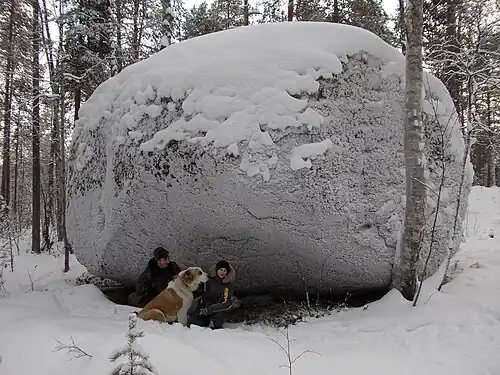 Валун неподалёку от Тикши