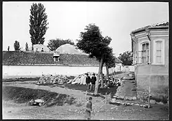 Карасубазар, бани, 1897 год. Комплекс находится в хорошем состоянии, исторические здания обнесены более поздней пристройкой с глухой стеной.