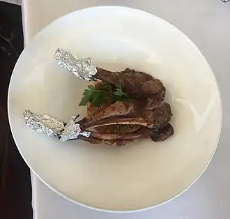 Каре из баранины с гарниром из кускуса