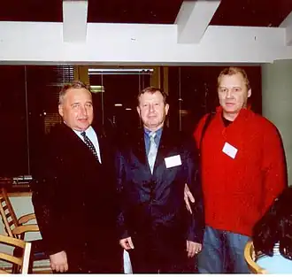 первый слева