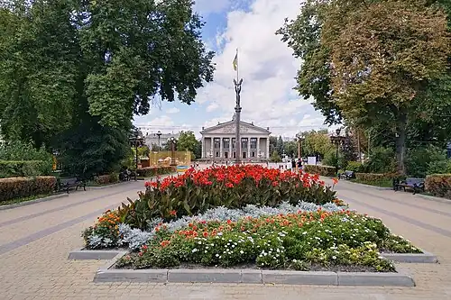 Цветник с видом на Монумент Независимости и театр имени Шевченко