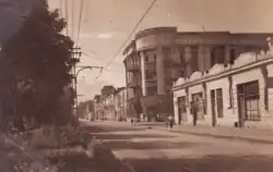 Кинотеатр «Пионер». Снесён до постройки памятника Ленина в 1957 году. На заднем фоне – современный дом № 25 по проспекту Мира