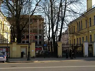 Ограда между домами 31 и 33 по Кирочной