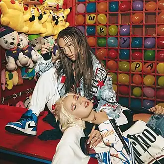 Обложка сингла Клавы Коки и Мари Краймбрери «Шкура» (2022)