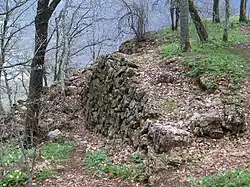 Старинная кладка на г. Седам-Кая — остатки сооружений.