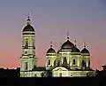 Вечерний вид храма с набережной Макарова
