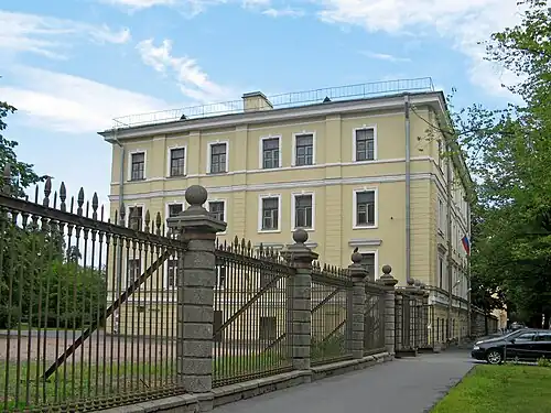 В другом бывшем петербургском доме Пашковых ныне школа № 560 Выборгского района