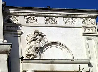 Деталь фасада