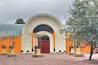 Въезд в конюшенный корпус.