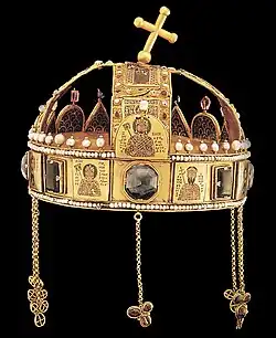 Корона св. Стефана, со вставками: Михаил VII Дука (центр), его сын Константин (слева) и король Венгрии Геза (справа). 1074—1077. Будапешт.