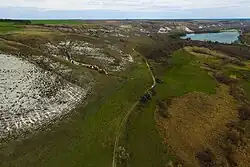 Пруд на реке (справа).Памятник природы Скалообразное обнажение верхнего мела