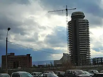 Кран на строящемся здании КАТЭКНИИуголь