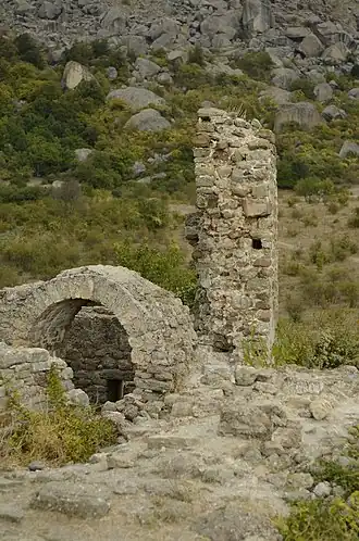 Кладка первого этажа и остатки стены апсиды