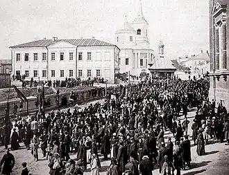 Крестных ход вокруг Вознесенского собора в Ельце. На заднем плане Старый Воскресенский собор. Фото начала XX века