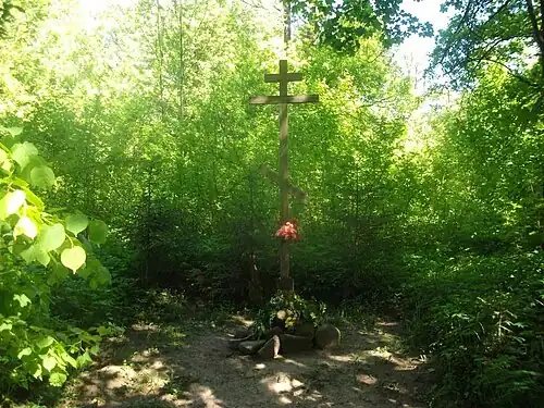 Крест на месте разрушенной церкви св. Василия Великого (предполагается её восстановление)