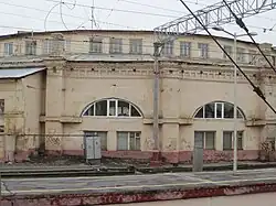 Фрагмент фасада Кругового депо, вид с платформ дальнего следования, 2011.