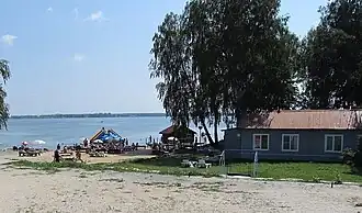 Пляж аквапарка на берегу озера