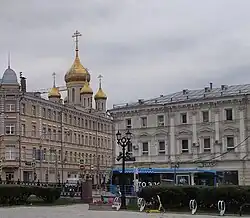 Вид на купола храма со стороны площади Сретенских Ворот (2024)