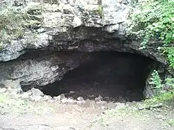 Кургазакская пещера у берега реки Ай