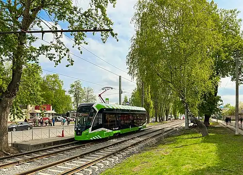 Трамвай 71-911ЕМ «Львёнок» (Петрович) на остановке «Железнодорожная больница»