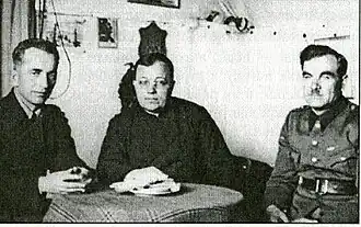 Президент Комитета украинцев Канады Василь Кушнир (в центре) в лагере интернированных дивизии СС «Галичина» в Римини с майором Савелием Яськевичем (справа) и подполковником Романом Долинским (слева). 1946