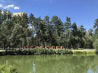 «Скамьи-буквы», которые образуют название парка «ПЕРЕМОГА» после реконструкции парка