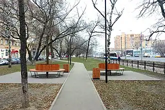 Круглые лавочки и прогулочные дорожки