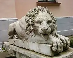 Лев перед входом