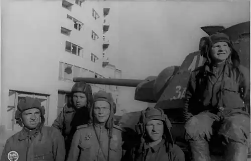 Советские танкисты, одними из первых ворвавшиеся в город, у здания страховой компании «Карьяла» (20 июня 1944 года)
