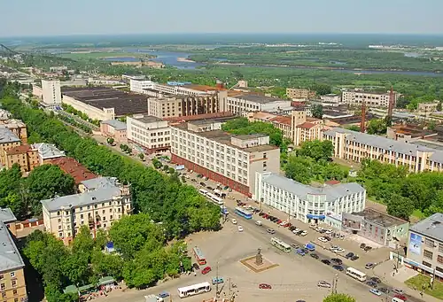 Завод и жилые дома микрорайона