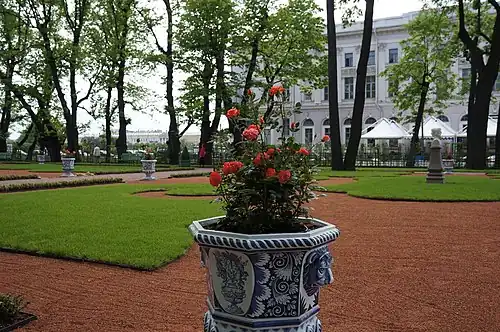 Летний сад. Французский партер. На заднем плане виден фасад дома Бецкого, выходящий на набережную Лебяжьей канавки