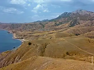 Лисья бухта (слева) и горный массив Эчки-Даг (справа)