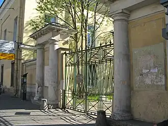 Ворота на территорию больницы