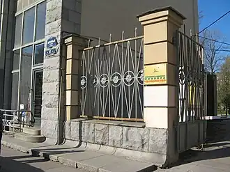 Справа от здания — вход в сад