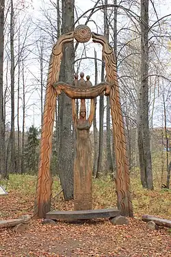 Скульптура «Семья» на территории музея