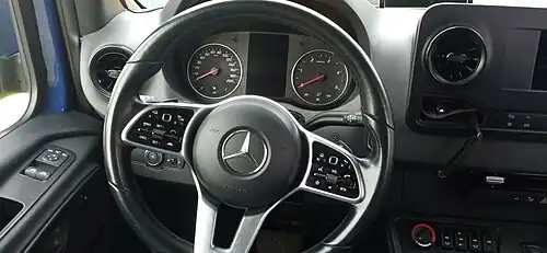 Микроавтобус Луидор-223603 (MB Sprinter) сервиса «По пути». Вид на панель приборов. Справа виден селектор АКПП — подрулевой рычажок