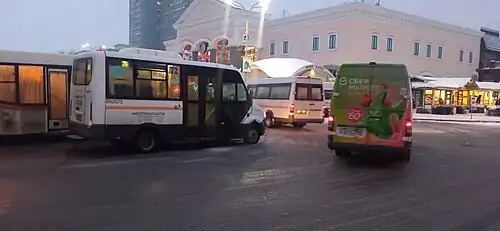 Луидор-2250DS  АО «Мострансавто» (слева) и Луидор-223237 (MB Sprinter Classic) ООО «Домтрансавто» (справа) рядом с  Одинцово, март 2023 года