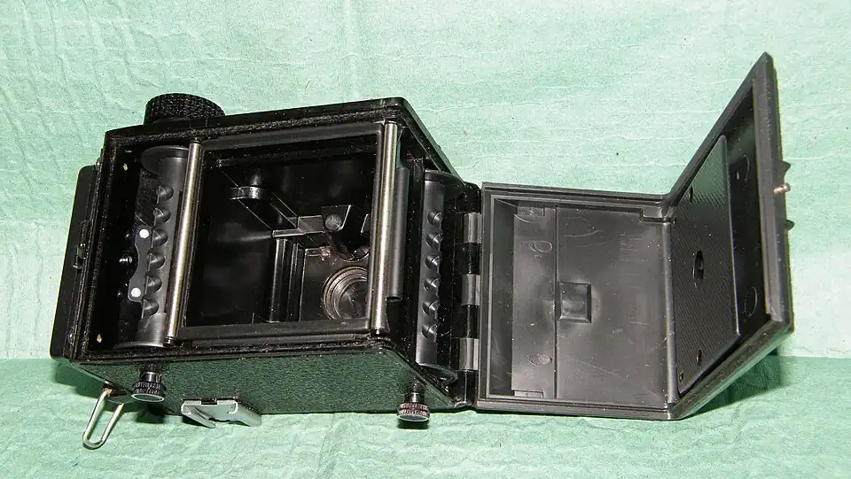 Фотоаппарат подготовлен к зарядке плёнкой