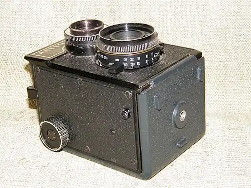 Эргономичная клавиша спуска и рукоятки установки выдержки и диафрагмы. На боковой стенке - счётчик кадров.