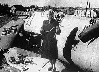 Любовь Орлова на импровизационный сцене — крыле сбитого фашистского самолета