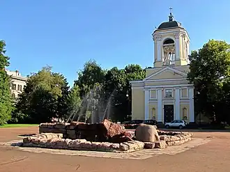 Собор Петра и Павла и фонтан с медведем