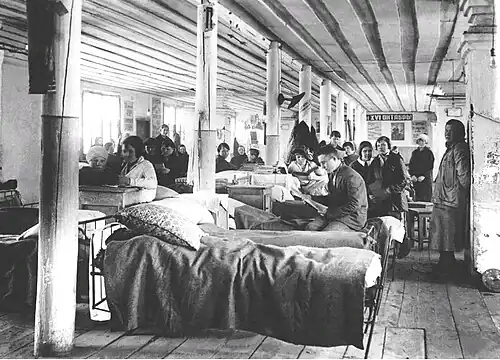 Магнитогорск. Обитатели барака.  1933 г.