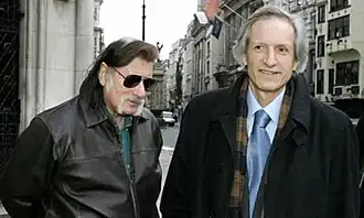 Майкл Бейджент  и Ричард Ли (слева) у здания Верховного суда Великобритании в Лондоне