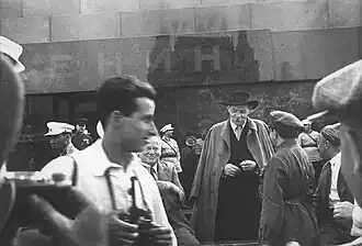 Марк Марков-Гринберг с фотокамерой слева от М. Горького