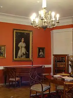 Малиновая гостиная