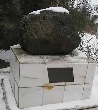 Мамоновский метеорит на постаменте