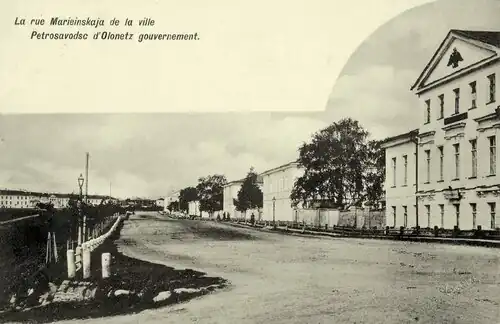 Открытка на французском языке с изображением Мариинской улицы.   На переднем плане — здание городской управы.