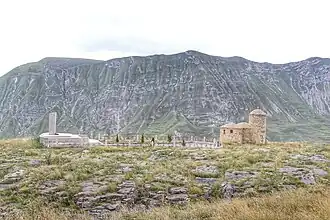 Памятник Л.Н. Толстому и Наибу Хаджи-Мурату выполненная из каменных глыб.